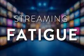 Utilisateur stressé par de multiples abonnements streaming et télécommandes